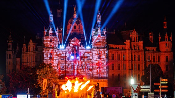 Lichtershow am Schloss Schwerin zum Tag der Deutschen Einheit. © picture alliance/dpa | Jens Büttner Foto: Jens Büttner