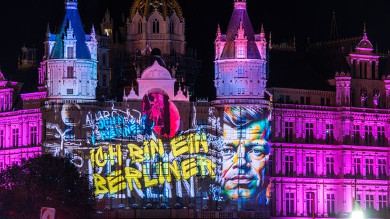 Lichtershow am Schloss Schwerin zum Tag der Deutschen Einheit. © picture alliance/dpa | Jens Büttner Foto: Jens Büttner