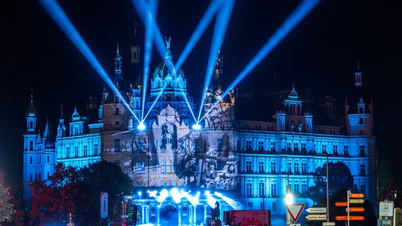 Lichtershow am Schloss Schwerin zum Tag der Deutschen Einheit. © picture alliance/dpa | Jens Büttner Foto: Jens Büttner