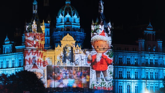 Lichtershow am Schloss Schwerin zum Tag der Deutschen Einheit. © picture alliance/dpa | Jens Büttner Foto: Jens Büttner