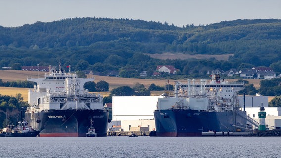 Schlepper schleppen das Regasifizierungsschiff "Energieleistung" (links) neben dem "Neptun" (rechts) im Hafen von Mukran auf der Insel Rügen. © picture alliance Foto: Jens Koehler