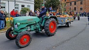 In Stralsund fahren am 6. Oktober alte Trecker beim Festumzug des Landesdankfestes durch die Stadt. © Janet Lindemann Foto: Janet Lindemann