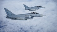 Zwei Eurofighter der Bundeswehr aus Rostock Laage fliegt während der NATO-Übung Rapid Viking über Island. © NDR Foto: Christoph Kümmritz