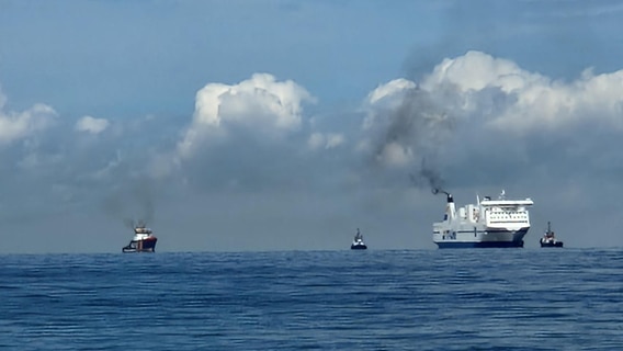 Die Fähre "Tinker Bell" liegt elf Kilometer vom Hafen Warnemünde entfernt. © Roland Weiemann Foto: Roland Weiemann