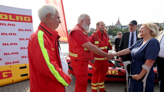 Nancy Faeser (SPD), Bundesinnenministerin, begrüßt bei ihrem Besuch der Deutschen Lebens-Rettungs-Gesellschaft Mitarbeiter der Organisation. © NDR Foto: Bernd Wüstneck