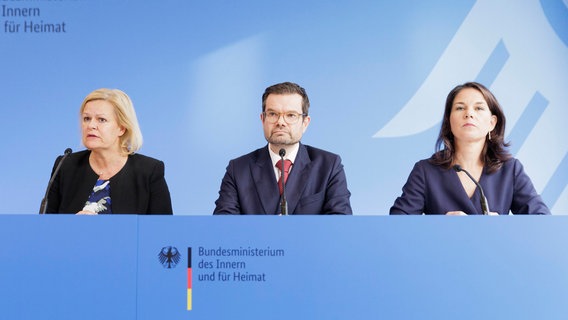 Nancy Faeser (l, SPD), Bundesministerin für Inneres und Heimat, Marco Buschmann (M, FDP), Bundesminister der Justiz, und Annalena Baerbock (Bündnis 90/Die Grünen), Außenministerin, bei einer Pressekonferenz über die Fortsetzung der Gespräche der Ampel-Koalition mit Union und Ländern zur Migrationspolitik. © dpa Foto: Carsten Koall