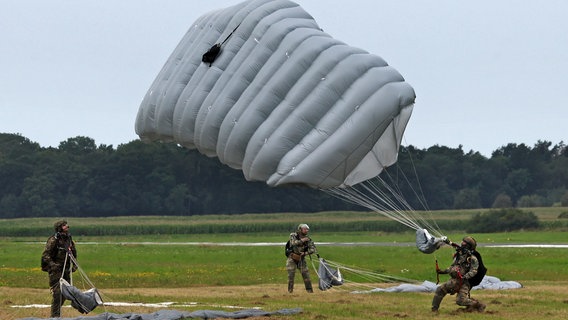 Fallschirmjägerregiment 31 aus Niedersachsen trainiert in Barth. © Bernd Wüstneck/dpa Foto: Bernd Wüstneck