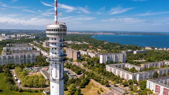 Der zwischen 1957 und 1964 erbaute und über 136 Meter hohe Fernsehturm im Stadtteil Neu Zippendorf. (Luftaufnahme mit einer Drohne) © picture alliance/dpa Foto: Jens Büttner