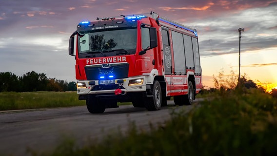 Ein Fahrzeug der Freiwilligen Feuerwehr auf dem Weg zum Einsatz © Freiwillige Feuerwehr Ostseebad Dierhagen 