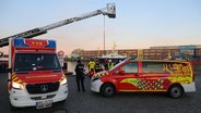 Die Feuerwehr und der Rettungsdienst sind im Rostocker Fischereihafen im Einsatz, nachdem dort ein Rollstuhlfahrer als vermisst gemeldet wurde. © NDR Foto: Stefan Tretropp