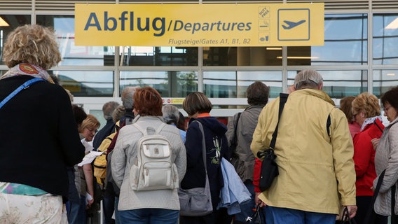 Kreuzfahrt-Touristen am Flughafen Rostock-Laage werden abgefertigt. © dpa-Bildfunk Foto: Bernd Wüstneck