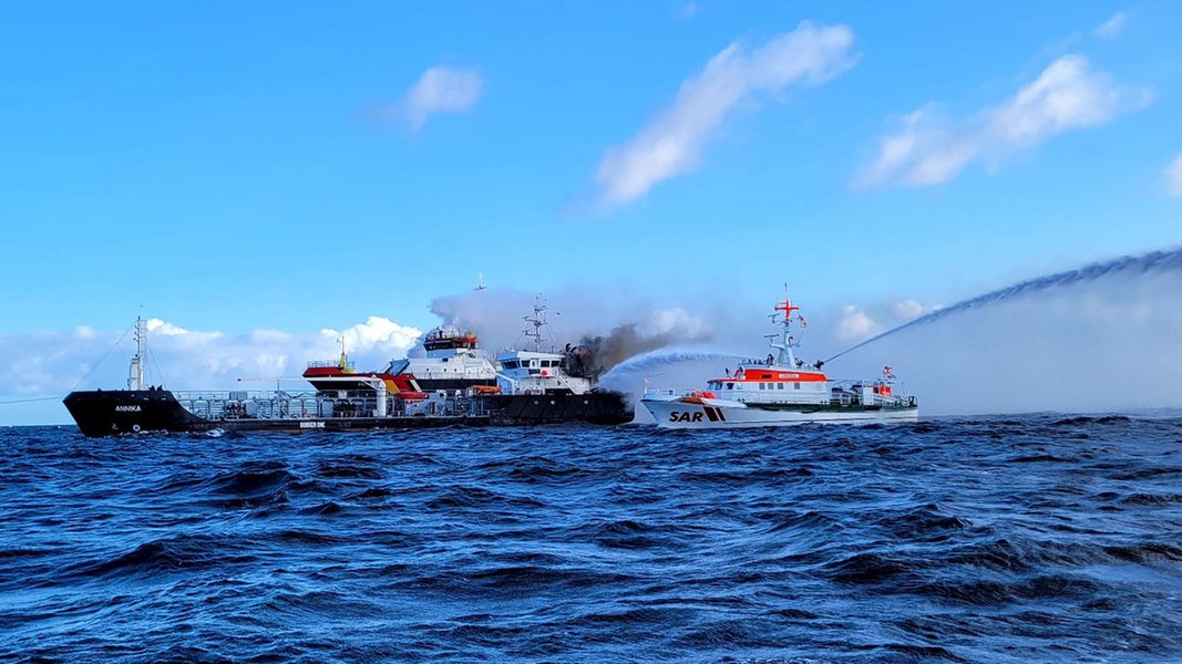 Liveticker: "Baltic" schleppt brennenden Öltanker "Annika" in Rostocker Hafen