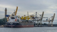 Ein Frachtschiff liegt im Hafen von Swinemünde. © picture alliance Foto: Schoening | Schoening