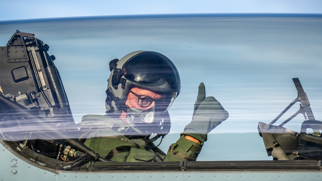 Friedrich Merz, CDU Bundesvorsitzender und CDU/CSU Fraktionsvorsitzender im Bundestag, sitzt im Cockpit eines Eurofighters der Bundeswehr in Rostock-Laage.