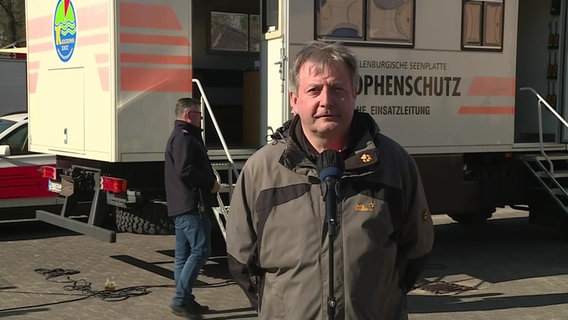 In Friedland (Mecklenburgische Seenplatte) sind am Donnerstag bis zu 500 Menschen aus der Ukraine gestrandet. Bürgermeister Nieswandt zur aktuellen Lage bei NDR MV Live. © Screenshot/NDR 