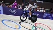 Die Radsportlerin Lea Sophie Friedrich aus Deutschland auf der Bahn bei den Olympischen Spielen in Paris. © NDR Foto: Jan Woitas