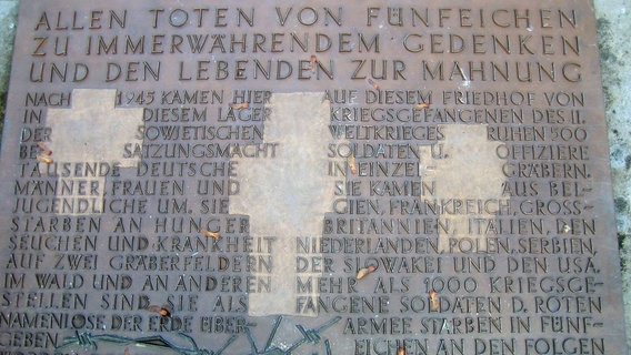 Gedenktafel im Eingangsbereich der Mahn- und Gedenkstätte Fünfeichen, Neubrandenburg © public domain / gemeinfrei Foto: LasseG