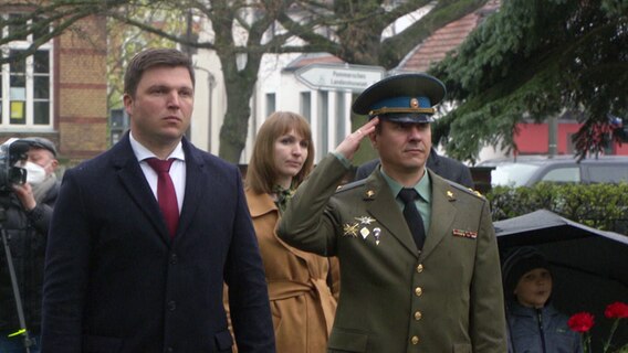 Oleg Eremenko (links) bei der Kranzniederlegung am sowjetischen Ehrenmal. © NDR Foto: NDR