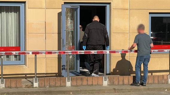 Polizisten inspizieren einen Tatort in Neubrandenburg. In einer Bank hatten Unbekannte einen Geldautomaten gesprengt. © Felix Gadewolz Foto: Felix Gadewolz