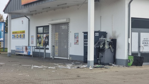 Ein gesprengter Geldautomat vor einem Supermarkt in Klütz © NDR MV Foto: privat