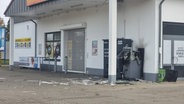 Ein gesprengter Geldautomat vor einem Supermarkt in Klütz © NDR MV Foto: privat