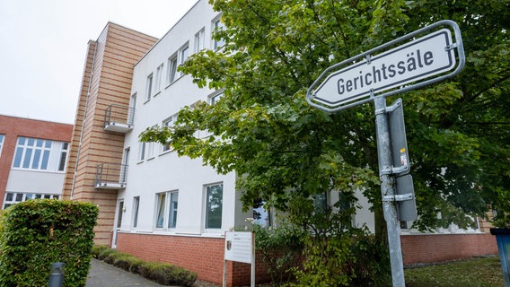 Ein Schild mit der Aufschrift "Gerichtssäle" führt ins Landgericht Stralsund. © dpa-Bildfunk Foto: Stefan Sauer