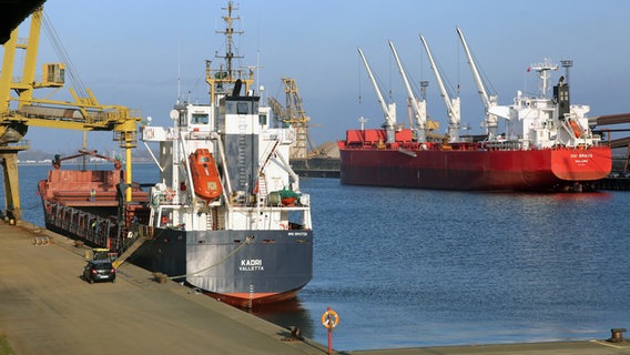 Im Rostock Seaport liegen die Schiffe auf dem Dünger Kai und im Getreideanschluss © DPA-Image Radio Foto: Bernd Wüstneck