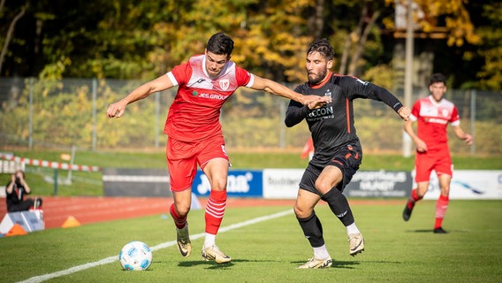 Zwei gegenerische Fußballspieler kämpfen um den Ball. © Greifswalder FC 