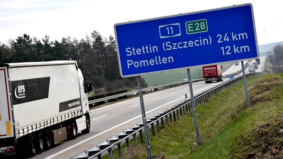 Lkw auf der Autobahn 11 rollen über die polnische Grenze in Richtung Stettin. © ndr.de Foto: Christopher Niemann