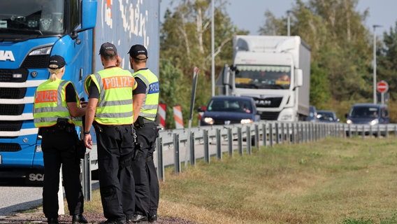 Bei einer flexiblen Schwerpunktkontrolle unmittelbar an der deutsch-polnischen Grenze hinter dem ehemaligen Autobahn-Grenzübergang Pomellen kontrolliert die Bundespolizei mit Unterstützung von Zoll und polnischen Beamten einreisende Fahrzeuge. © picture alliance/dpa Foto: Bernd Wüstneck