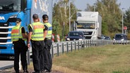 Bei einer flexiblen Schwerpunktkontrolle unmittelbar an der deutsch-polnischen Grenze hinter dem ehemaligen Autobahn-Grenzübergang Pomellen kontrolliert die Bundespolizei mit Unterstützung von Zoll und polnischen Beamten einreisende Fahrzeuge. © picture alliance/dpa Foto: Bernd Wüstneck