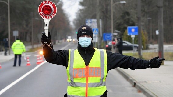 Ahlbeck: A police officer in front of the Ahlbeck border crossing on the island of Usedom controls vehicle traffic in the direction of Poland with a trowel.  © dpa-Bildfunk Photo: Stefan Sauer