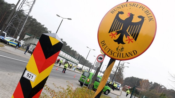 Ahlbeck: Police officers from the Federal Police regulate vehicle traffic towards Germany (entry) at the Ahlbeck border crossing.  © dpa-Bildfunk Photo: Stefan Sauer