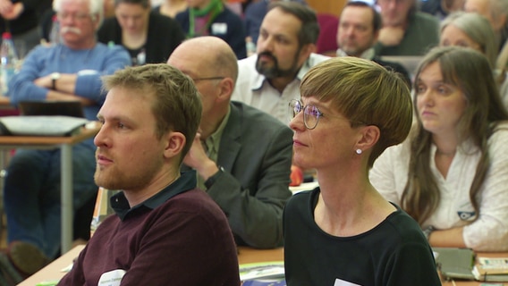 Landtagsmitglieder Hannes Damm und Anne Shepley beim Parteitag der Grünen in Grimmen. © NDR Screenshots Foto: NDR Screenshots