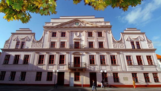 Das Rathaus von Güstrow © ZB Foto: Bernd Wüstneck