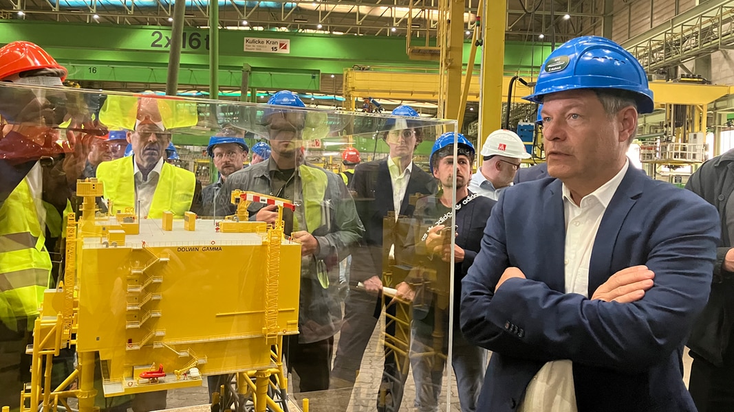 Bundeswirtschaftsminister Robert Habeck (Die Grünen) bei der TKMS-Werft Wismar