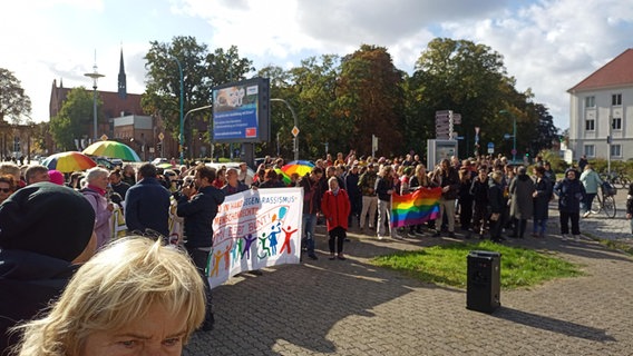 Mahnwache für Tolleranz und Diversität am Bahnhof Neubrandenburg © NDR 