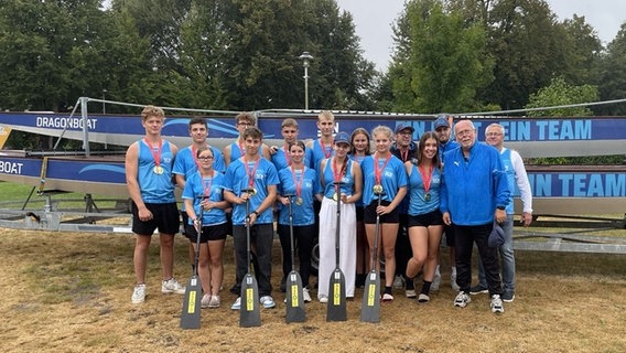 Das Drachenboot-Team des SC Neubrandenburg hat bei der Junioren-Club-WM Gold geholt. © NDR MV Foto: Frank Schwarz