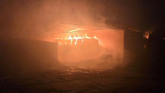 In Jürgenstorf brennt eine Halle mit Strohballen komplett aus. © Freiwillige Feuerwehr Jürgenstorf 