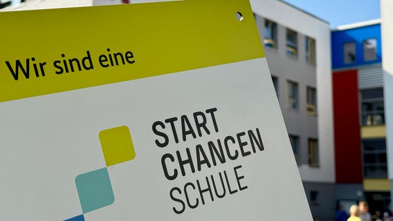 Eine Förderplakette mit der Aufschrift "Start-Chancen-Schule" vor der Grundschule Nord in Neubrandenburg. © NDR Foto: Benedikt Bathe