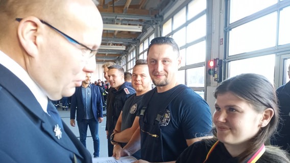 Kreiswehrführer Stephan Drews ehrt die Feuerwehrleute aus Mildenitz für ihren Sieg beim Kreisfeuerwehrmarsch der Mecklenburgischen Seenplatte. © NDR Foto: Thomas Köhler