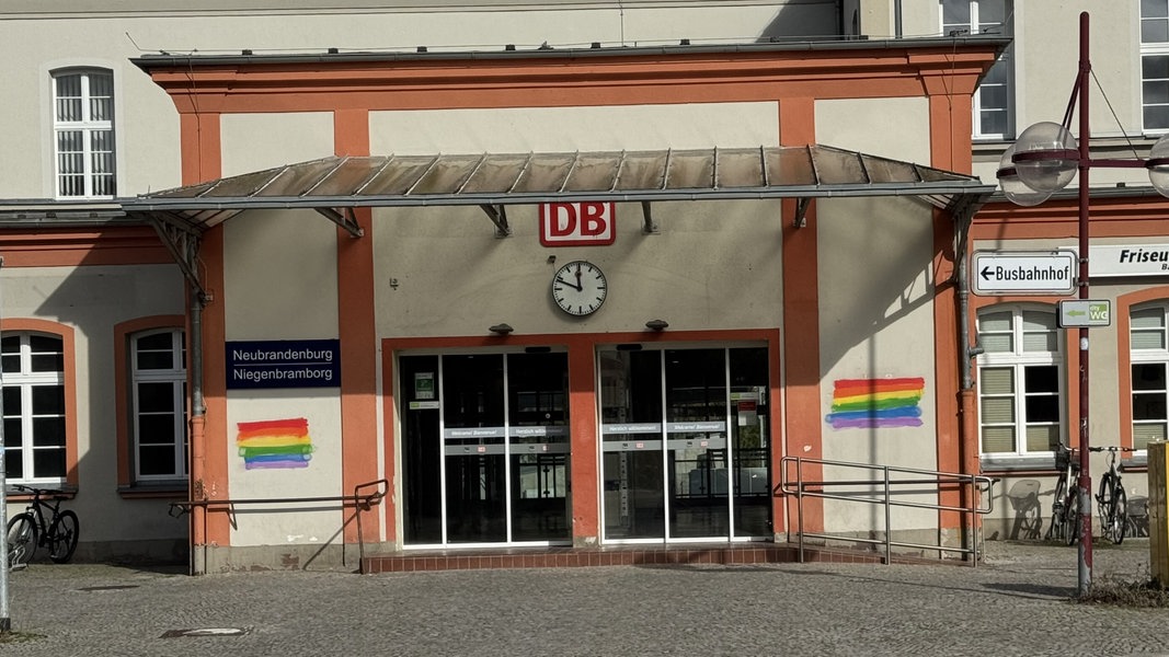 Neubrandenburg: Petition gegen Verbot der Regenbogenflagge