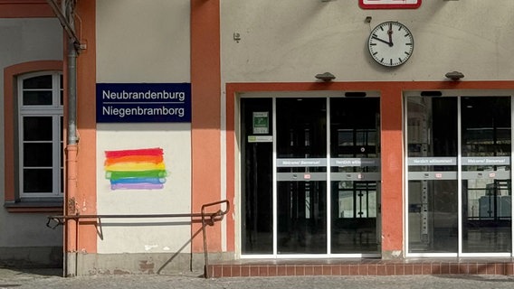 Auf dem Gebäude des Neubrandenburger Bahnhofs sind zwei Regenbogen-Fahnen aufgemalt. © NDR MV Foto: Michael Rödger