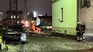 Feuerwehr und weitere Einsatzkräfte bei einem Gefahrguteinsatz am Neubrandenburger Bahnhof nachdem ein Giftstoff ausgetreten war © NDR Foto: Benedikt Bathe NDR