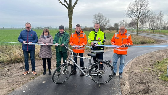 Einweihung des Radweges Wollin-Penkun, Foto: (v.l.): Michael Weiß, Ortsteilvorsteher Wollin-Friedefeld; Doris Gustav, Ingenieurbüro Schmidt&Partner; Carsten Ehrke, Stellv. Bürgermeister Penkun; Matthias Braun, Bauunternehmen Ruff; Landrat Michael Sack; Jörg ten Hompel, Bauunternehmen Ruff © Landkreis Vorpommern-Greifswald 