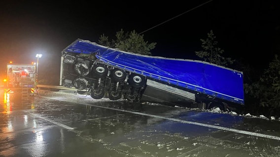 Ein LKW ist vermutlich wegen Glatteis auf der A11 umgekippt. © NDR MV Foto: Christopher Niemann