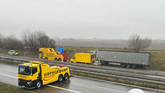 Ein Lkw ist auf der Autobahn 20 bei Strasburg von der Fahrbahn abgekommen. Für die Bergung musste die Autobahn in beide Richtungen gesperrt werden. © Christopher Niemann Foto: Christopher Niemann