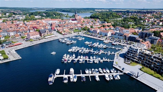 Der Stadthafen von Waren (Müritz) aus der Luft © NDR Foto: NDR Thomas Eichler