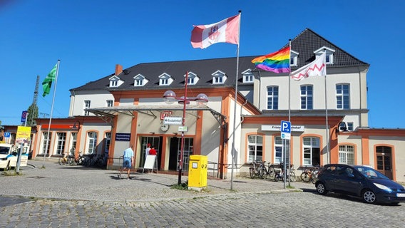 Die Regenbogenfahne weht vor dem Neubrandenburger Bahnhof © NDR MV Foto: Sven-Peter Martens