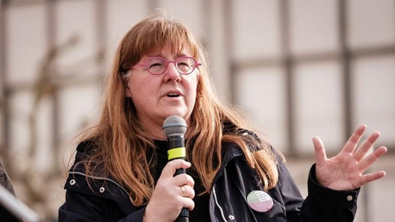 Bundestagsabgeordnete Jutta Wegner (Grüne) spricht bei einer Kundgebung auf dem Marktplatz in Neubrandenburg © Jutta Wegner Foto: Sebastian Haerter